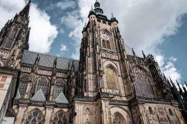 St. Vitus Katedrali Prag 'da yer alan ve hem tarihi hem de sanatsal bir anıt olarak kentin ve Çek Cumhuriyeti' nin sembollerinden biridir..