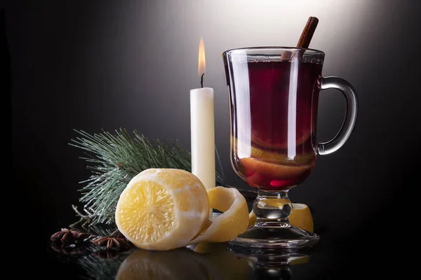 Mulled wine with cinnamon sticks and lemon — Stock Photo, Image