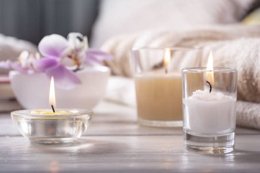 Ev iç. Mufassal ile natürmort. Çiçek vazo, mumlar, Beyaz ahşap masa, coziness kavramı üzerinde olduğunu. Seçici odak.