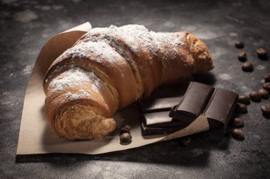 kahve çekirdekleri, kruvasan ve çikolata bar kapat