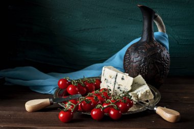 Mavi peynir, domates ve sürahi ile natürmort.