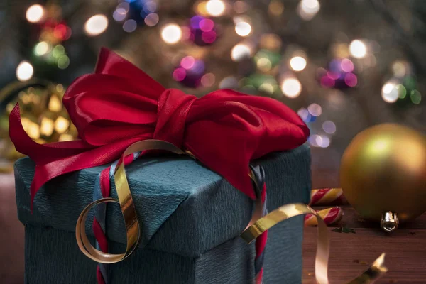 Ano Novo e cartão de presente de Natal. Fechar a vista da caixa de presente em frente bolas de ano novo e bokeh . — Fotografia de Stock
