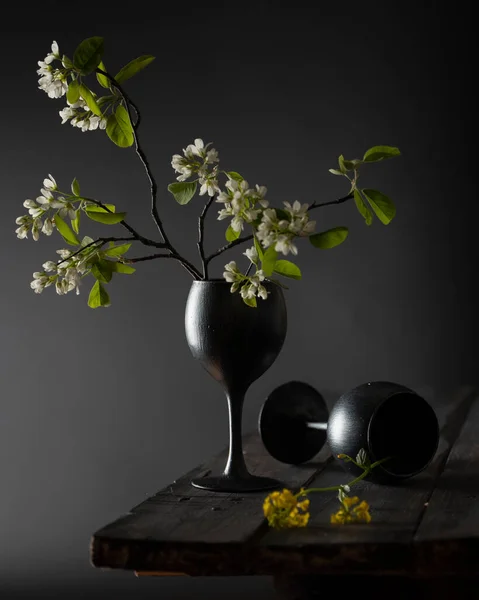 Натюрморт с двумя черными очками и цветами на деревянном столе . — стоковое фото