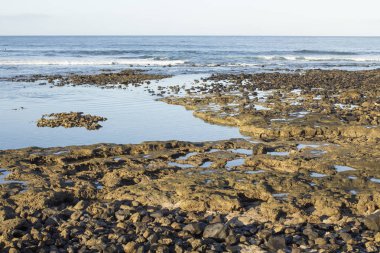 Geç sabah Tenerife sahilinde sakin Atlantik