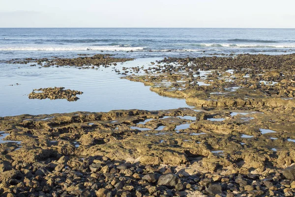 Geç sabah Tenerife sahilinde sakin Atlantik