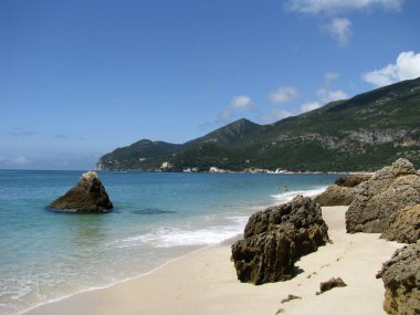 Mavi suyu olan kumsal