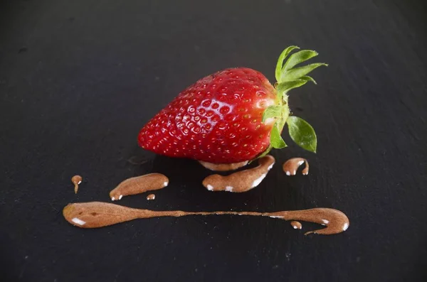 Fragola Con Cioccolato Nero — Foto Stock