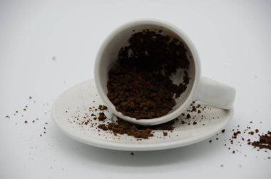 Beyaz arka planda kahvaltıda kahve
