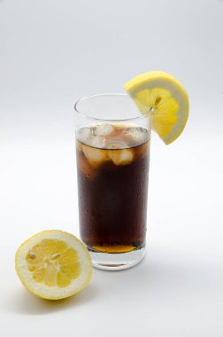 buz ve limon ile soğuk kola