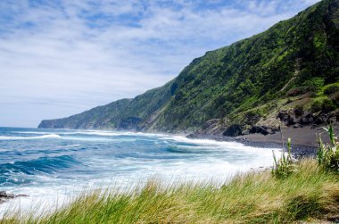 Manzara alll─▒n deniz ve dağ