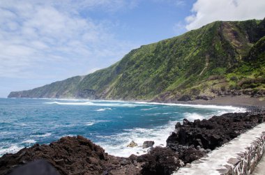 Manzara alll─▒n deniz ve dağ