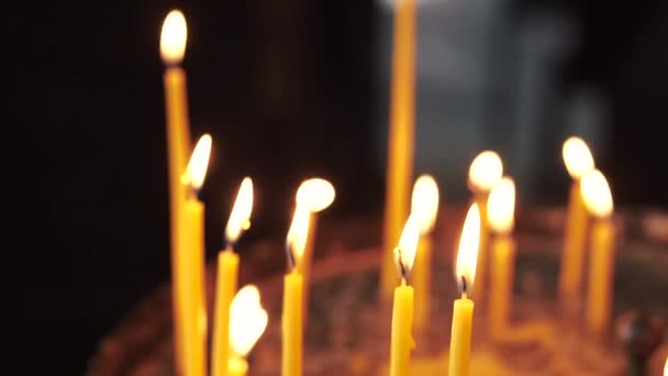 Veel kaarsen in de kerk — Stockvideo