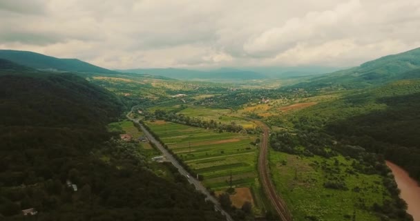 Köy yolunda ve tepeler üzerinde sürüş havadan görünümü arabalar — Stok video