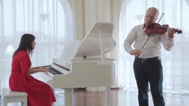 Klasik müzisyen orkestra müzik çalma