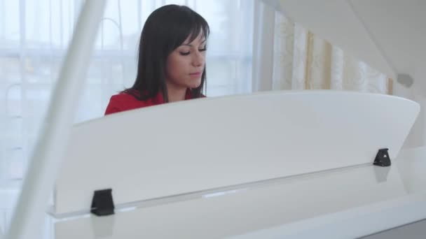 Mujer tocando el piano — Vídeos de Stock