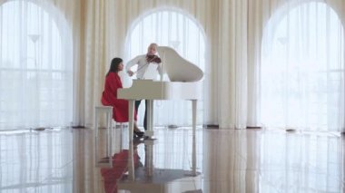 Klasik müzisyen orkestra müzik çalma