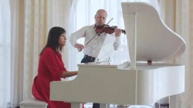 Klasik müzisyen orkestra müzik çalma