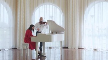 Klasik müzisyen orkestra müzik çalma