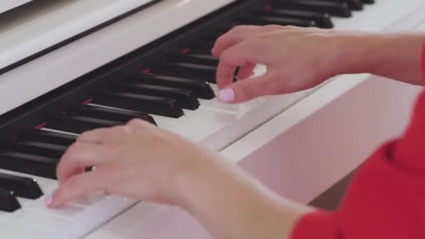 女人手弹钢琴 — 图库视频影像