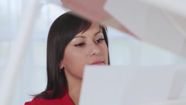 Jovem mulher tocando piano — Vídeo de Stock