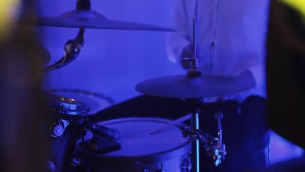 Nahaufnahme von Schlagzeuger Hand spielt Schlagzeug Platte — Stockvideo