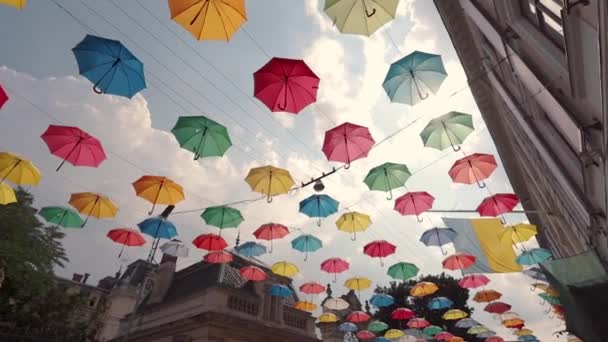 Viele Bunte Sonnenschirme Der Sonne Vor Dem Regen — Stockvideo