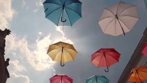 Sombrillas de colores que cuelgan en el cielo — Vídeo de stock