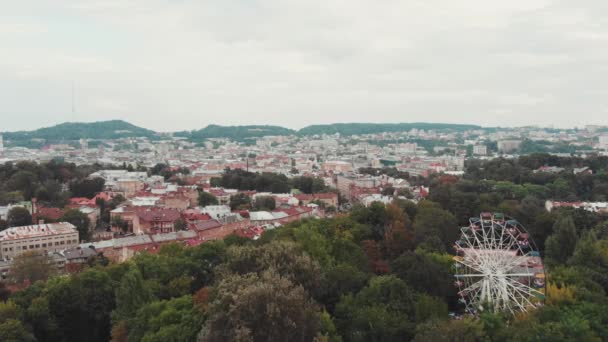 Vista aérea sobre Lvov, Ucrania. Rueda de inspección en la ciudad Lviv Ucrania — Vídeo de stock