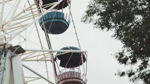 Ferris wheel. Ferris wheel in an amusement park on a background of Cloudy sky — Stock Video