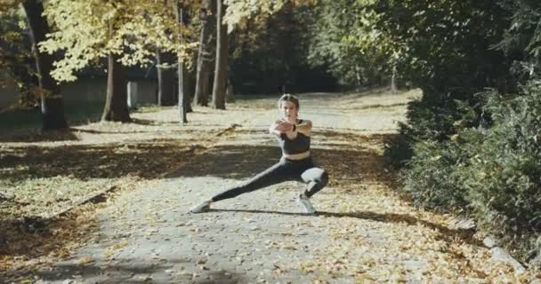 Fitness meisje opleiding buitenshuis in landschap van aard. Fit vrouw uit te werken. Concept van sport en een gezonde levensstijl — Stockvideo