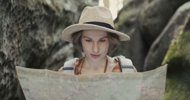 Chica viajera con estilo en el sombrero mirando el mapa, explorando bosques — Vídeos de Stock