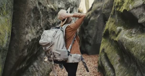 Viaggiatore ragazza in cappello guardando intorno Rocks — Video Stock