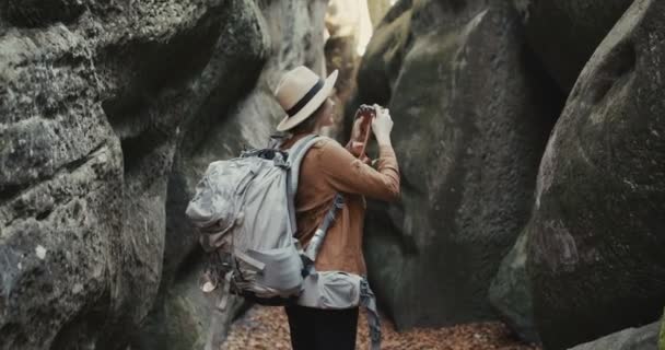 Utazás a fotós fotózni a táj a naplemente — Stock videók