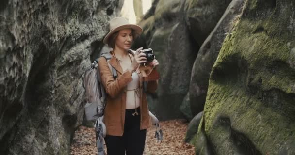 肖像画十代の女の子は 岩と写真を撮影 — ストック動画