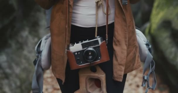 Närbild av ung kvinna i snygg hatt titta runt — Stockvideo