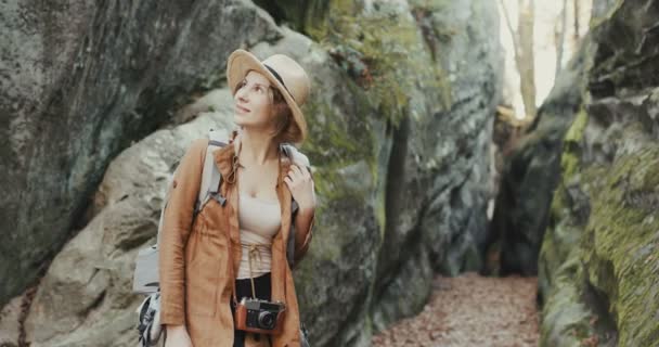Közelről vonzó fiatal nő, elegáns kalap látszó körül — Stock videók