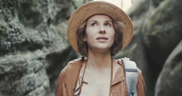 Retrato menina de viagem feliz tirar fotos com câmera vintage — Vídeo de Stock