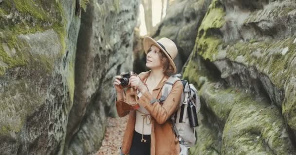 Vintage fotoğraf makinesi ile fotoğraf çekmeye portre mutlu seyahat kız — Stok video