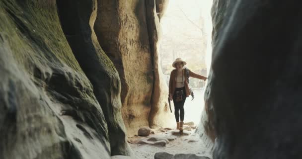 Chica viajera joven caminando en las rocas, mujer turistas caminando bosques, escena urbana — Vídeos de Stock