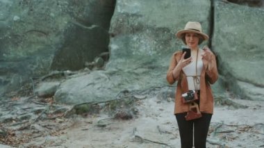 Gezgin kız al bir selfie öğe, dikey, kayalar, yaşam tarzı seyahat, turizm ve tatil kavramı