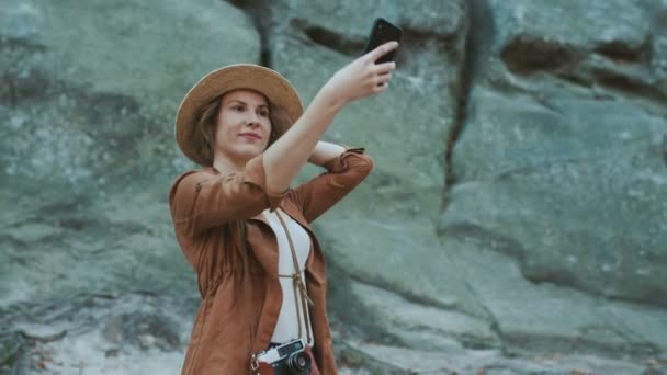 Viajante menina tirar um retrato selfie com pedras, viagem de estilo de vida, câmera lenta — Vídeo de Stock