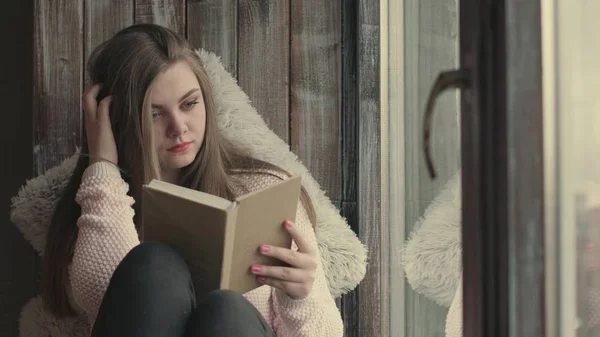 아름다운 젊은 여성이 책을 읽고 있습니다 — 스톡 사진