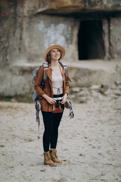 Retrato de chica viajera feliz, emoción de felicidad, concepto de vacaciones de otoño — Foto de Stock