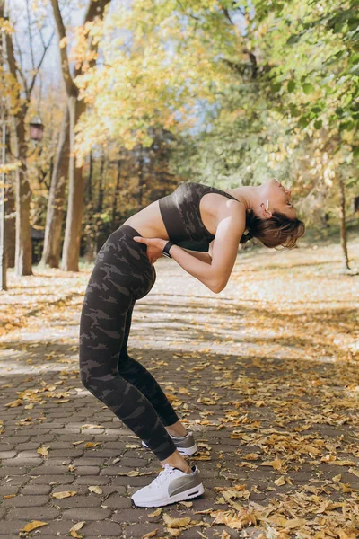 Joga i pilates ćwiczenia na trawniku w słoneczny poranek. — Zdjęcie stockowe