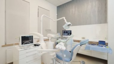 Diş Kliniği: diş sandalye ve tıbbi malzeme odası