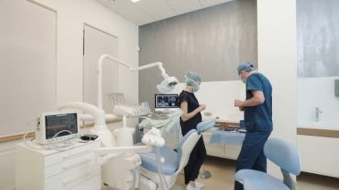 Özel durumda, kapalı modern dişçi ofisinde vurdu tartışırken iki diş hekimi