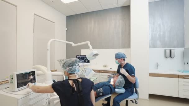 Προετοιμασία του ασθενή για τη διαδικασία για την εγκατάσταση των εμφυτευμάτων δοντιών — Αρχείο Βίντεο