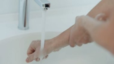 Cerrahlar Cerrahi bir tuvalet maskeleri ile onların el yıkama