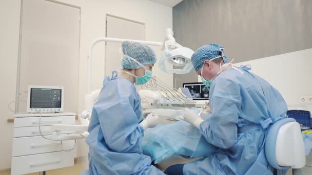 Врач-стоматолог делает анестезию пациенту в зуб десны — стоковое видео