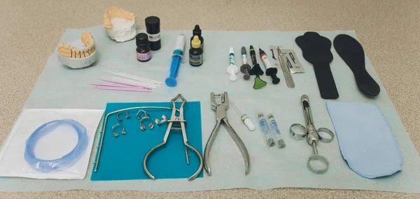 Conjunto de ferramentas dentárias. Teethcare, conceito de saúde dentária — Fotografia de Stock